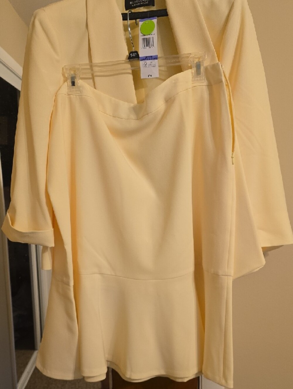 Elegant Cream Women's Blazer and Skirt Set - Picture 2 of 4